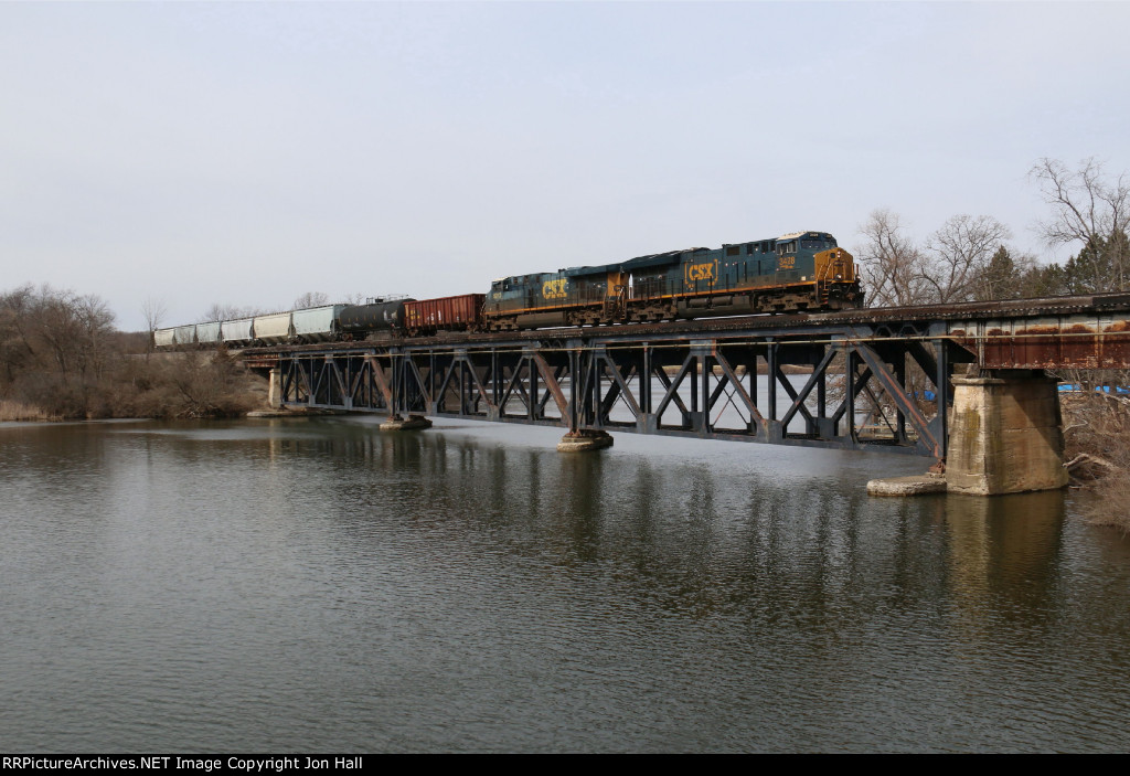 With just 8 cars today, L303 heads east over the Thornapple River
